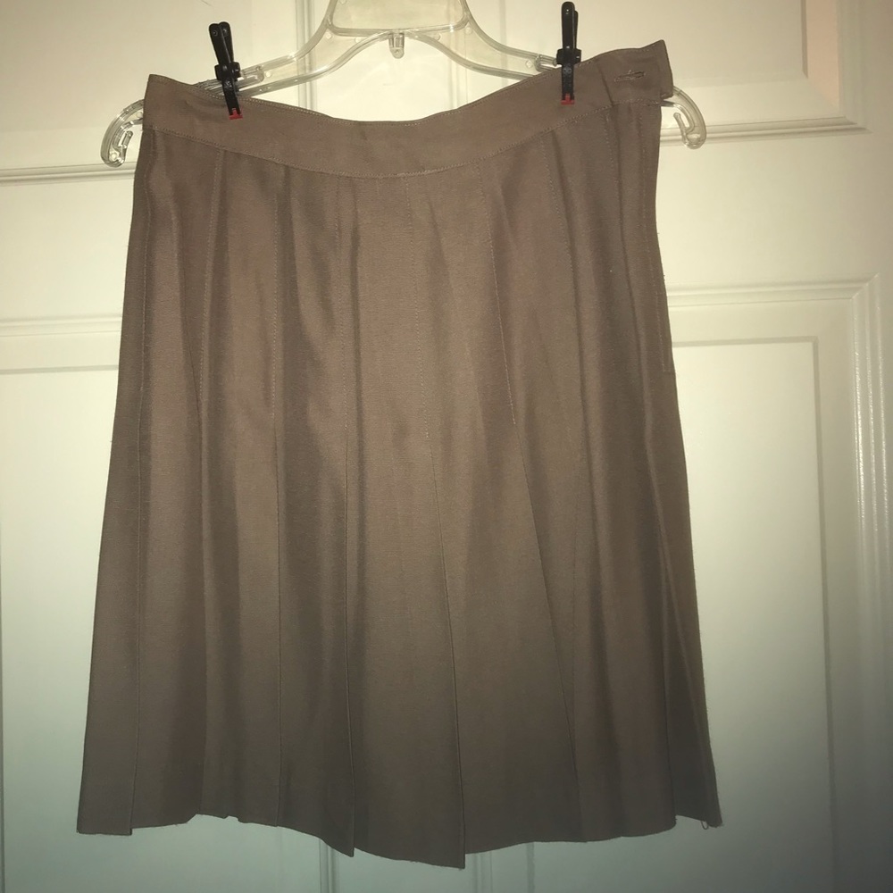 Pleated skirt, and ivory jacket